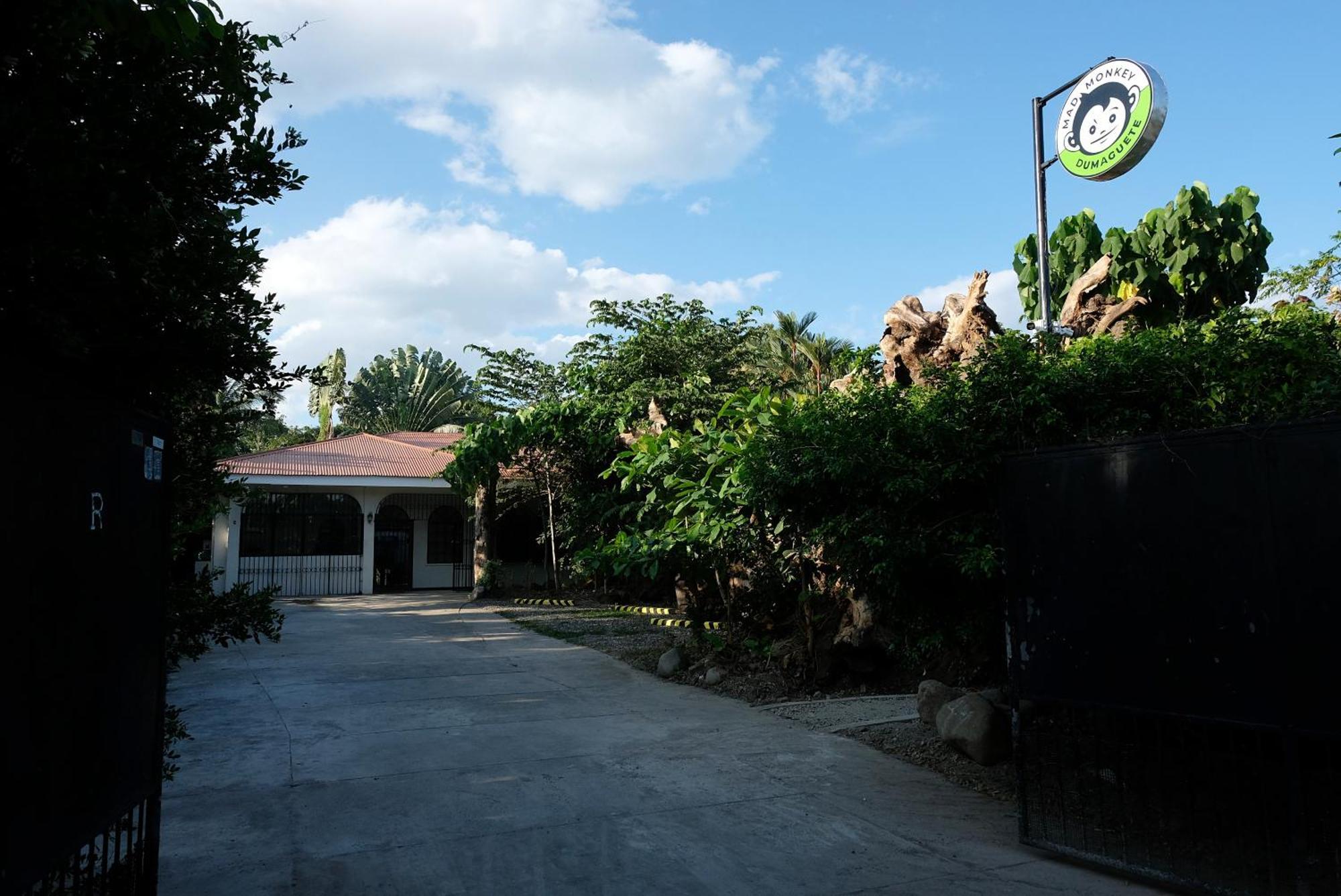 Mad Monkey Dumaguete Hostel Dumaguete City Buitenkant foto