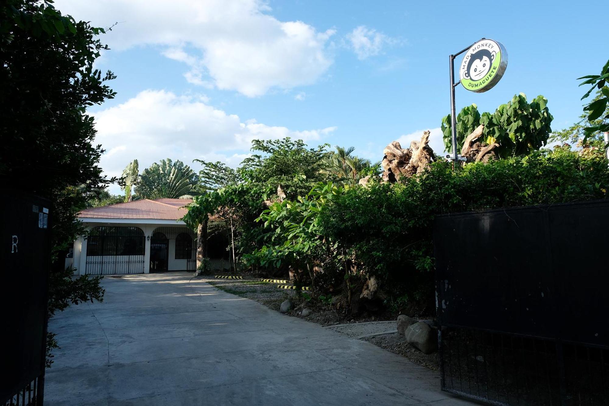 Mad Monkey Dumaguete Hostel Dumaguete City Buitenkant foto